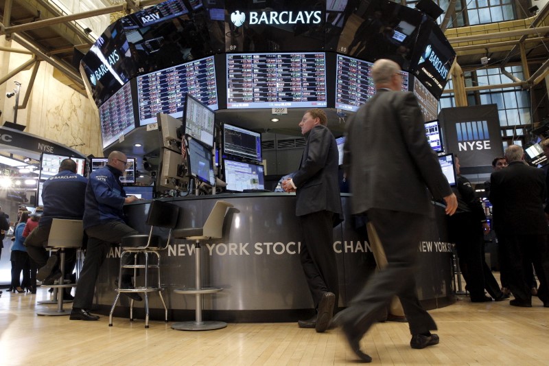 © Reuters. Operadores trabalham na Bolsa de Ações de Nova York (NYSE), nos Estados Unidos