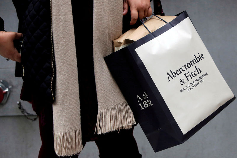 © Reuters. FILE PHOTO: A person carries a bag from the Abercrombie & Fitch store on Fifth Avenue in Manhattan, New York City