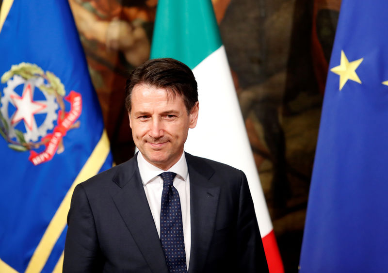 © Reuters. El italiano Conte jura el cargo de primer ministro de un gobierno antisistema