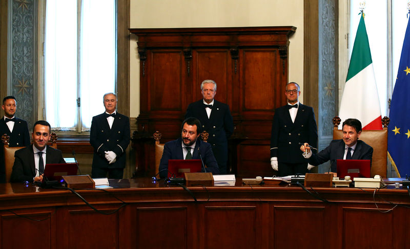 © Reuters. Newly appointed Italian Prime Minister Giuseppe Conte rings the bell during his first cabinet meeting at Chigi palace in Rome