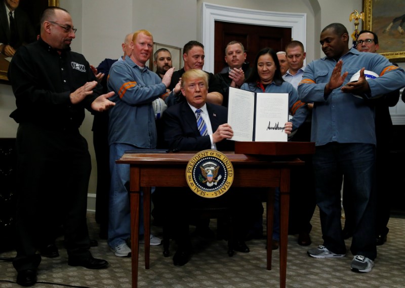 © Reuters. FILE PHOTO: U.S. President Trump hosts signing ceremony to establish tariffs on imports of steel and aluminum at the White House in Washington