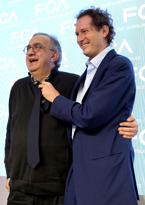 © Reuters. Fiat Chrysler Automobiles CEO Sergio Marchionne smiles next to chairman John Elkann during media conference in Balocco