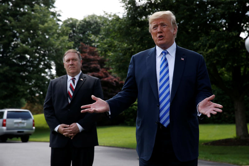 © Reuters. El presidente de Estados Unidos, Donald Trump, habla con los medios junto al secretario de Estado, Mike Pompeo, tras reunirse con el enviado norcoreano Kim Yong Chol en la Casa Blanca en Washington, EEUU.