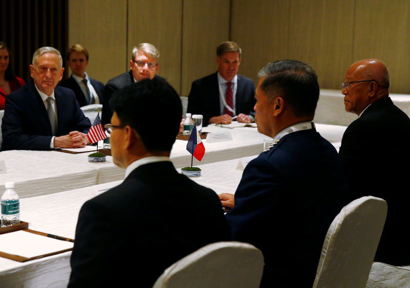 © Reuters. U.S. Secretary of Defence Jim Mattis meets with Philippines Secretary of Defence Delfin Lorenzana at the IISS Shangri-la Dialogue in Singapore