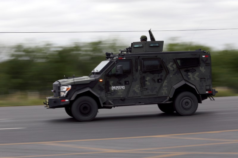 © Reuters. Un vehículo militar patrulla cerca del Puente Internacional Comercio Mundial en Nuevo Laredo, México
