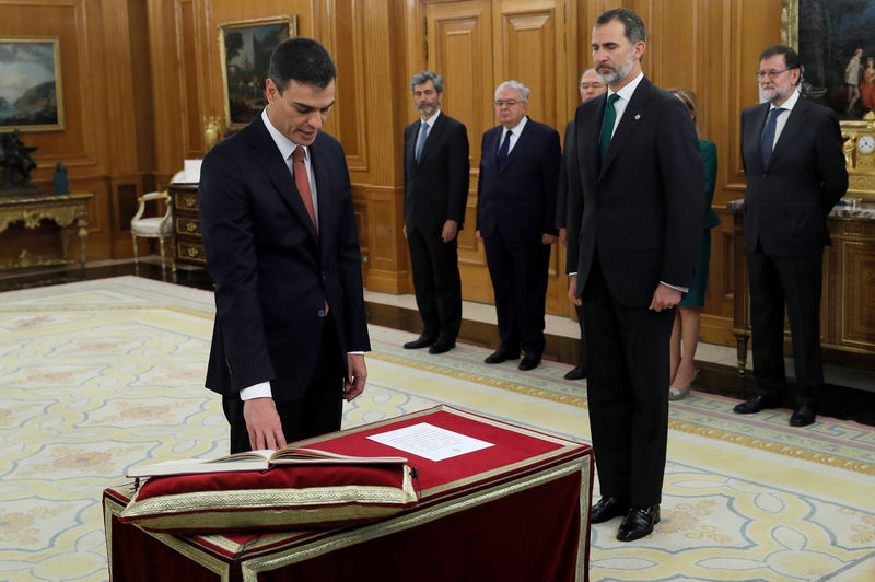 © Reuters. Pedro Sánchez promete su cargo como presidente del gobierno español ante el Rey