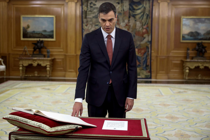 © Reuters. بيدرو سانتشيث يؤدي اليمين رئيسا لوزراء إسبانيا