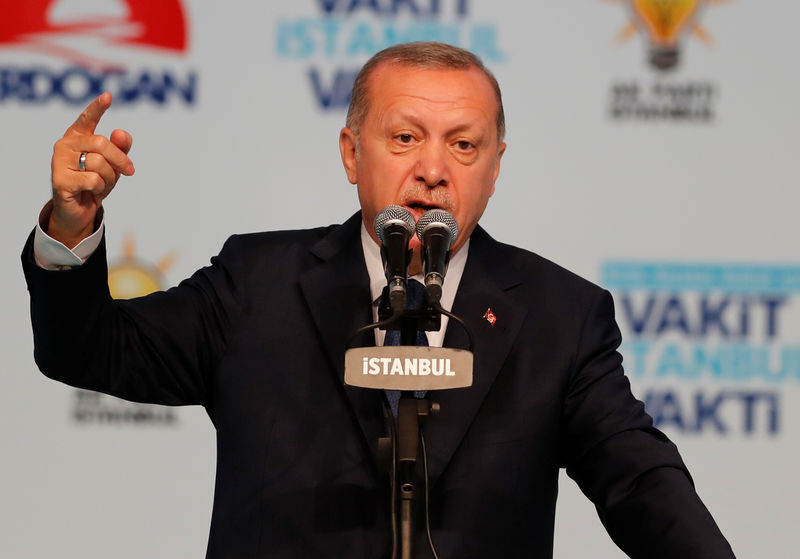 © Reuters. إردوغان يعلن وقف خدمة أوبر لنقل الركاب في تركيا