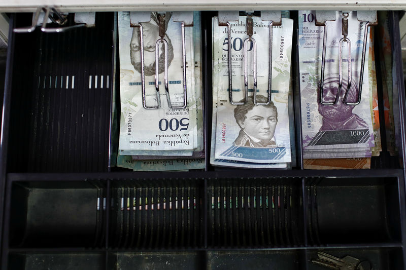 © Reuters. Venezuelan bolivar notes are pictured in an open cash register at a parking lot in Caracas