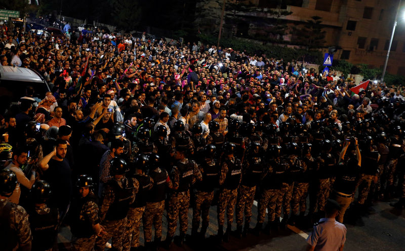 © Reuters. اتحادات أردنية تضغط من أجل إلغاء مشروع قانون للضرائب بعد احتجاجات