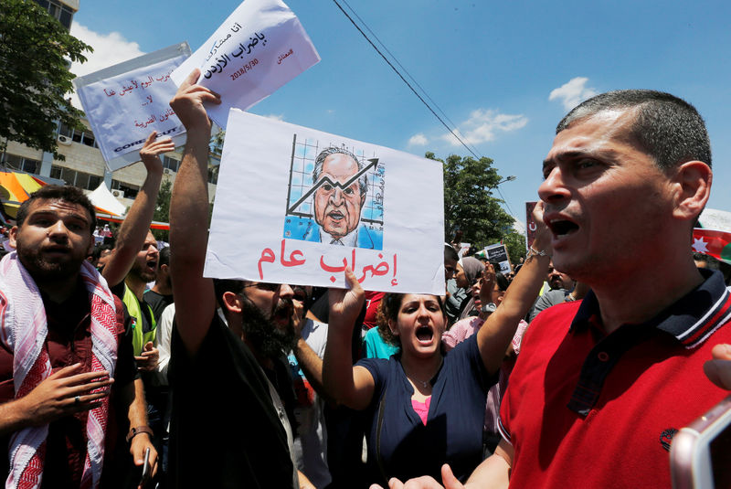 © Reuters. رئيس وزراء الأردن يرفض مطالب الاتحادات بسحب مشروع قانون للضرائب