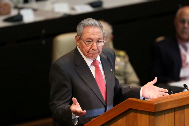 © Reuters. راؤول كاسترو يرأس لجنة صياغة الدستور الكوبي