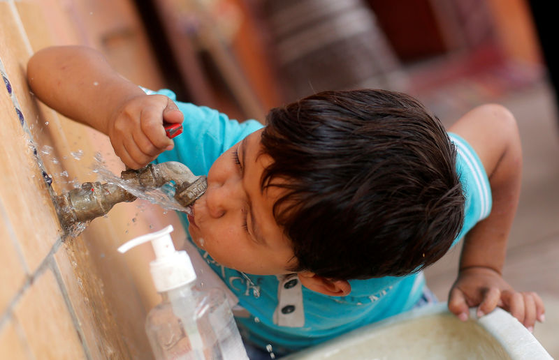 © Reuters. مصر ترفع أسعار مياه الشرب بما يصل إلى 46.5%