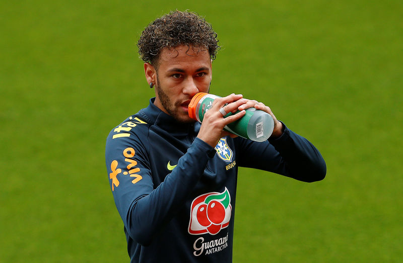 © Reuters. En la imagen, el brasileño Neymar durante el entrenamiento de su selección en Liverpool