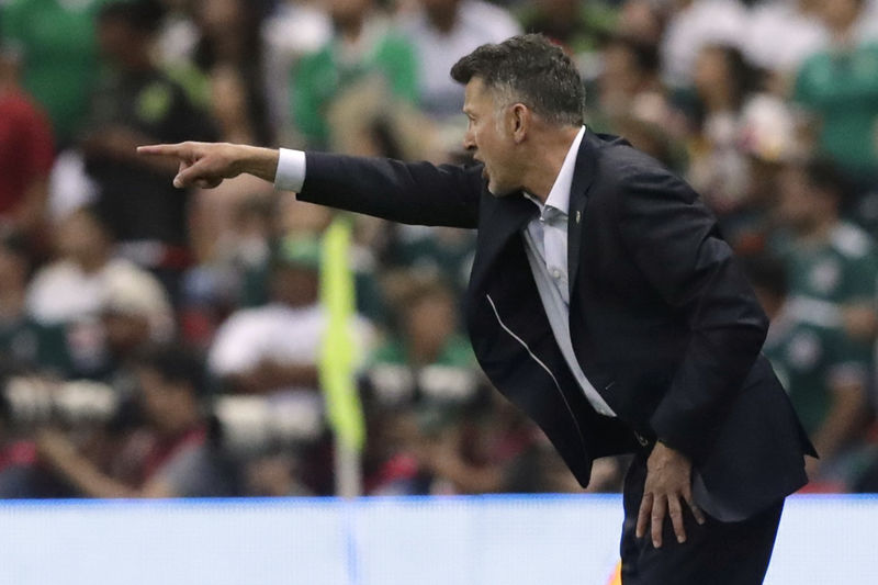 © Reuters. El director técnico de la selección mexicana de fútbol, el colombiano Juan Carlos Osorio, durante el partido amistoso entre México y Escocia en el estadio Azteca en Ciudad de México