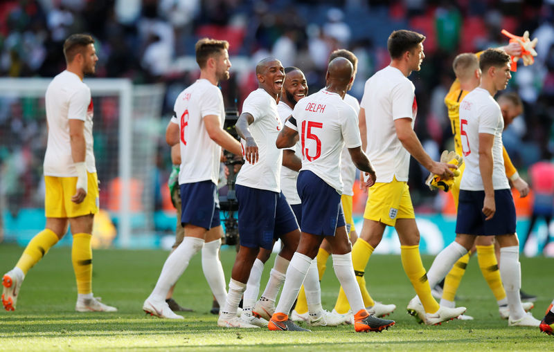 © Reuters. Los ingleses Ashley Young y Raheem Sterling celebran luego de un gol en el partido amistoso frente a Nigeria en el estadio Wembley en Londres
