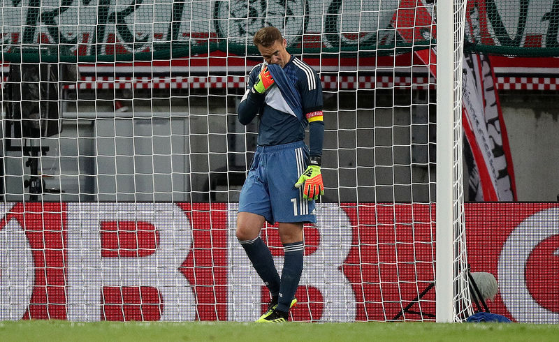 © Reuters. El portero alemán Manuel Neuer parece abatido después de que el austriaco Martin Hinteregger anotara su primer gol en el partido amistoso en el estadio Worthersee en Klagenfurt