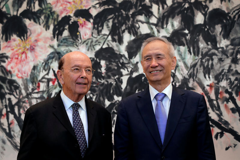 © Reuters. U.S. Commerce Secretary Wilbur Ross chats with Chinese Vice Premier Liu He during a photograph session after their meeting at the Diaoyutai State Guesthouse in Beijing