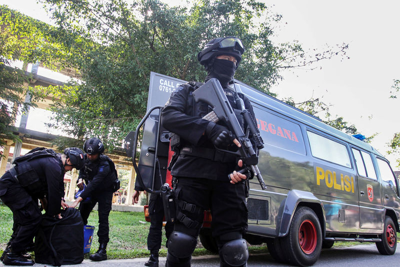 © Reuters. إندونيسيا تعتقل 3 أشخاص للاشتباه بتخطيطهم لهجوم على برلمان محلي
