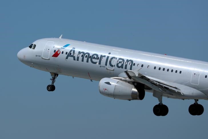 © Reuters. FILE PHOTO: An American Airlines plane takes off from Los Los Angeles International airport