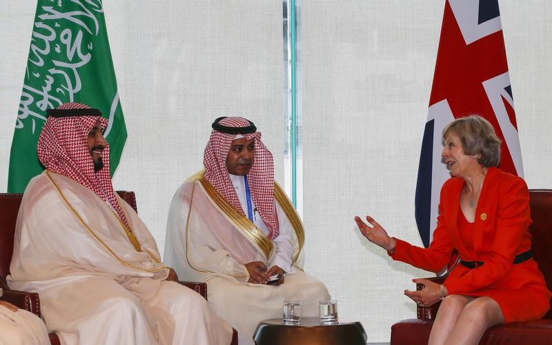 © Reuters. Britain's PM May and Saudi Arabia's Deputy Crown Prince Mohammed bin Salman meet ahead of G20 Summit in Hangzhou