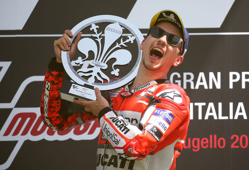 © Reuters. Lorenzo se impone en el GP de Italia, Márquez no puntúa