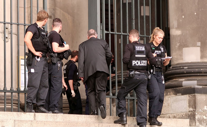 © Reuters. الشرطة الألمانية تطلق النار على رجل في كاتدرائية برلين