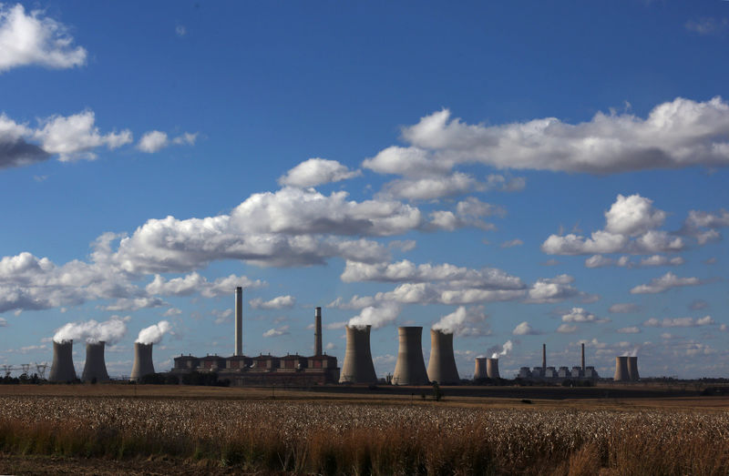 © Reuters. Smoke rises from the cooling towers of Matla Power Station, a coal-fired power plant operated by Eskom in Mpumalanga province