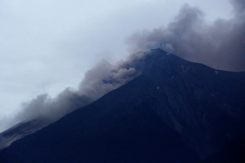 © Reuters. مقتل 25 مع ثوران بركان فويجو في جواتيمالا