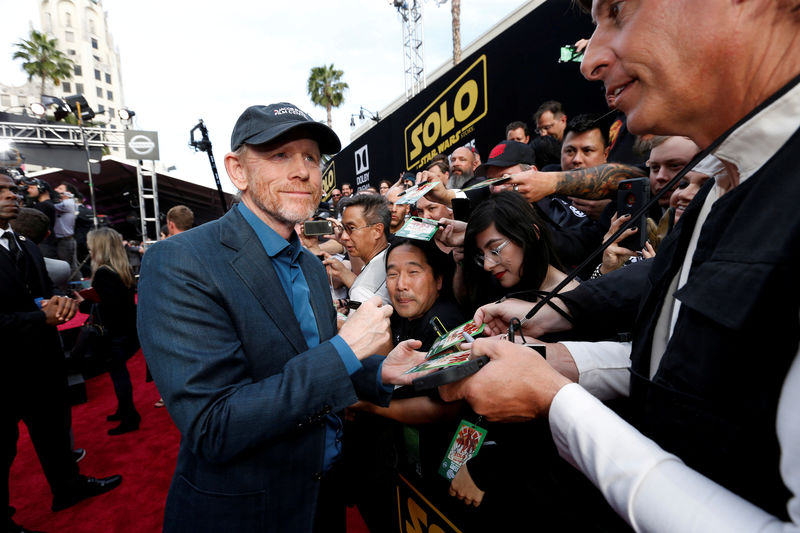 © Reuters. FOTO DE ARCHIVO: El director de la película Ron Howard firma autógrafos en el estreno del film "Solo: A Star Wars Story" en Los Ángeles