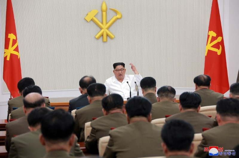 © Reuters. El líder norcoreano Kim Jong Un habla durante la primera reunión ampliada de la séptima Comisión Militar Central del Partido de los Trabajadores de Corea en Pyongyang
