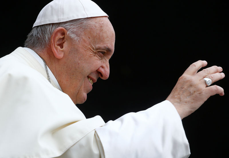 © Reuters. FOTO DE ARCHIVO: El Papa Francisco llega para dirigir la audiencia general del miércoles en la plaza de San Pedro en el Vaticano