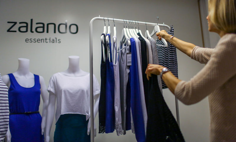 © Reuters. FILE PHOTO: An employee poses in a showroom of the fashion retailer Zalando in Berlin, Germany.