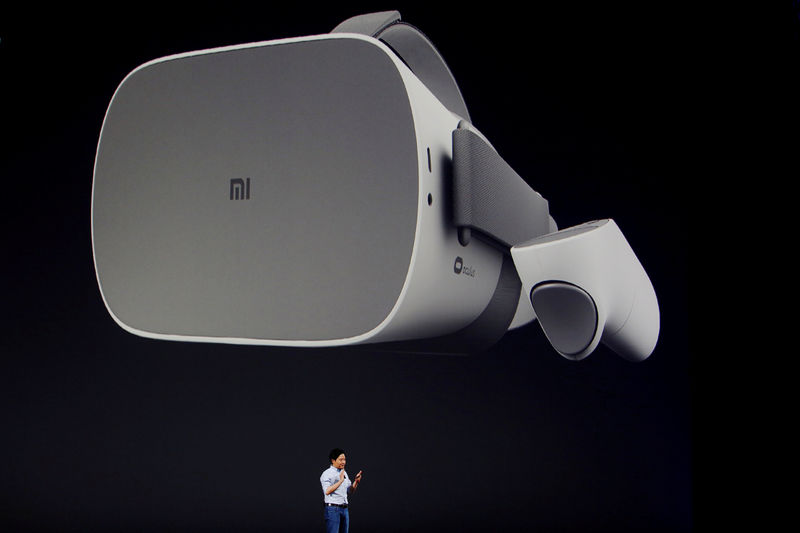 © Reuters. FILE PHOTO: Xiaomi founder Lei Jun introduces a new VR headset during a product launch in Shenzhen