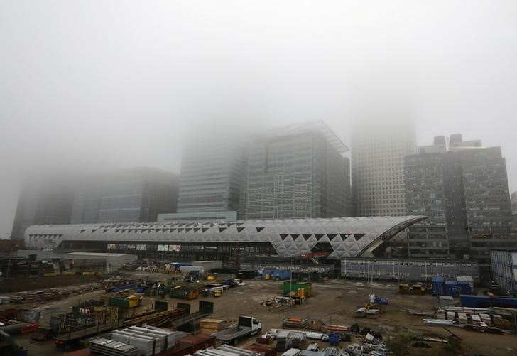 © Reuters. A low fog engulfs the skyscrapers of the financial district of Canary Wharf