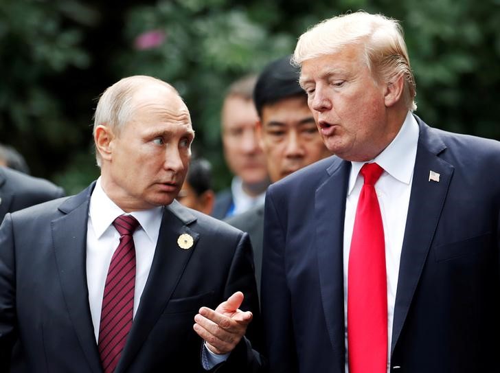 © Reuters. U.S. President Donald Trump and Russia's President Vladimir Putin talk during the family photo session at the APEC Summit in Danang, Vietnam