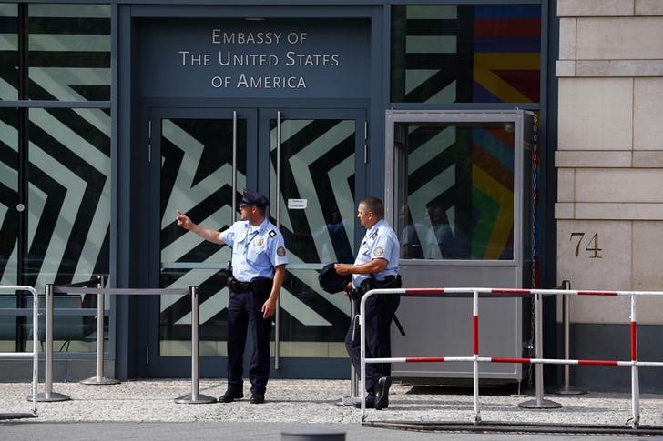 © Reuters. Security officers stand outside the U.S. Embassy in Berlin