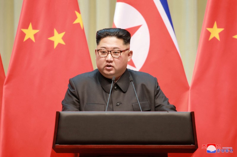 © Reuters. Líder norte-coreano, Kim Jong Un, durante discurso em Dalian, na China