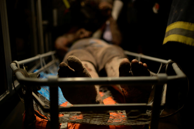 © Reuters. Homem coberto de cinzas e queimaduras é levado a hospital após erupção de vulcão em El Rodeo, na Guatemala