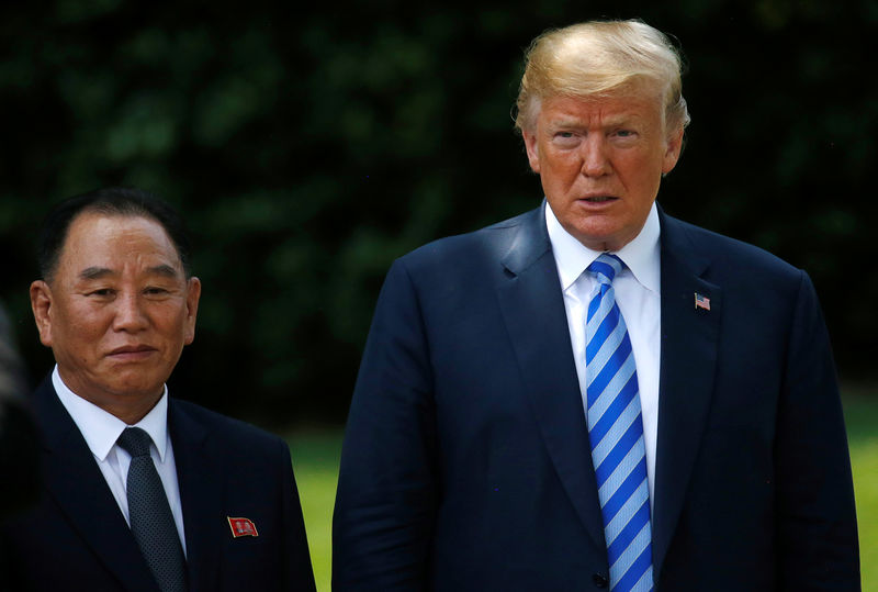 © Reuters. Presidente dos EUA, Donald Trump, e enviado norte-coreano, Kim Yong Chol, posam para fotos após reunião na Casa Branca