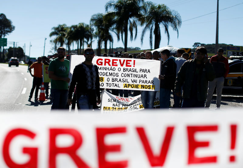 © Reuters. Caminhoneiros bloqueiam rodovia BR-116 em Curitiba