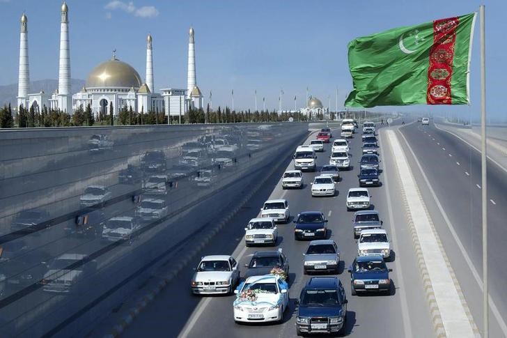 © Reuters. Флаг Туркмении и Мавзолей Сапармурата Ниязова близ Ашхабада