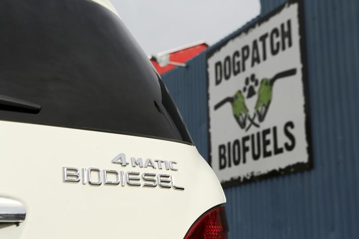 © Reuters. FILE PHOTO -  A biodiesel vehicle is seen at Dogpatch Biofuels filling station in San Francisco,