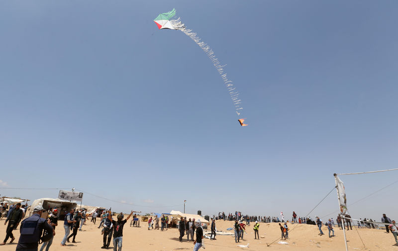 © Reuters. السلطة الفلسطينية تندد بقرار إسرائيل خصم أضرار حرائق الطائرات الورقية من عائداتها