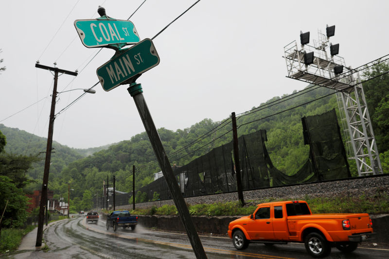 © Reuters. Cars pass the intersection of Coal Street and Main Street in Keystone, West Virginia, U.S., May 21, 2018.