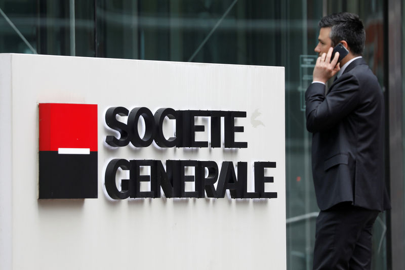 © Reuters. FILE PHOTO:  The logo of Societe Generale is pictured outside the headquarters of the French bank at the financial and business district of La Defense at Puteaux near Paris