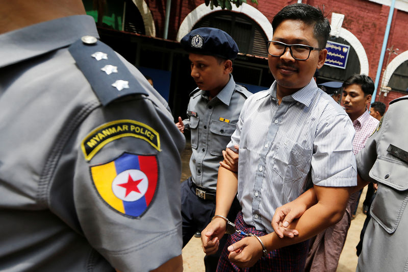 © Reuters. الدفاع عن صحفيي رويترز في ميانمار يقول إن الشرطة حذفت دليلا هاتفيا
