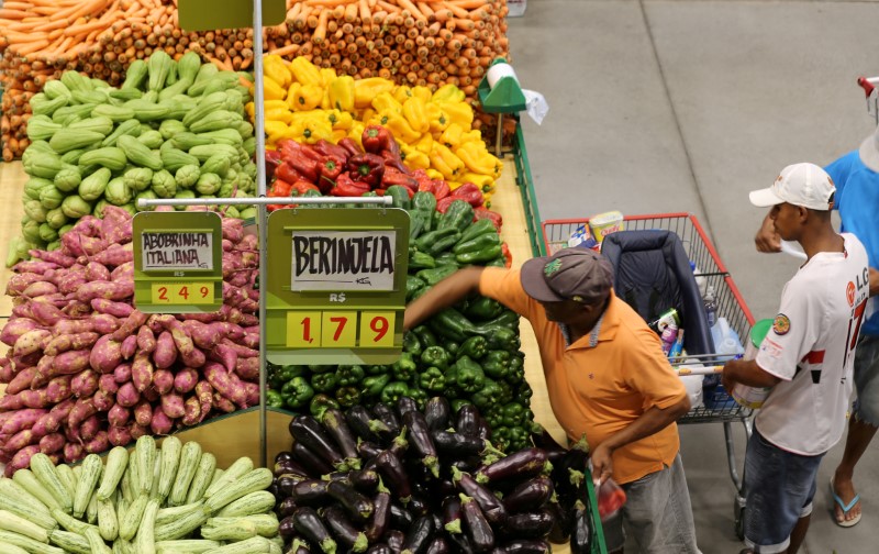 © Reuters. FILE PHOTO -  Consumers shop for food at a market in Sao Paulo