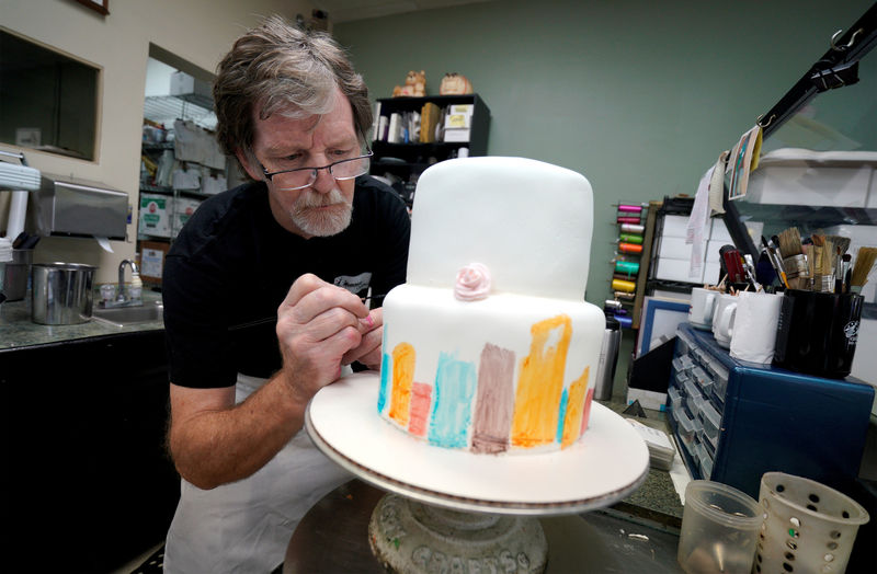 © Reuters. FILE PHOTO: Baker Jack Phillips decorates a cake in his Masterpiece Cakeshop in Lakewood