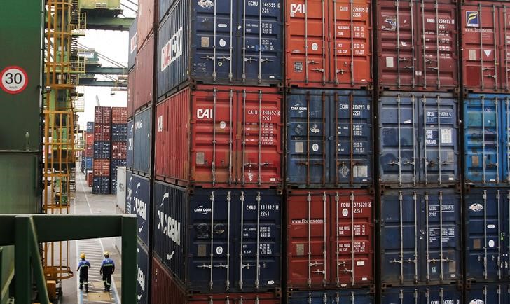 © Reuters. Containers no Porto de Santos